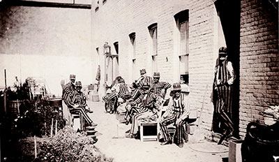 Inmates-Spanish-Cell-block